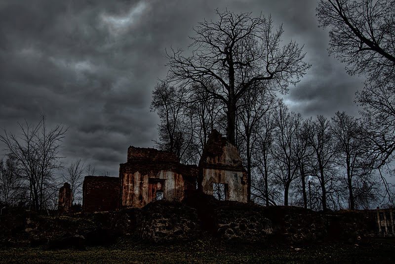 Руины усадебного дома (Ивенец, Беларусь)